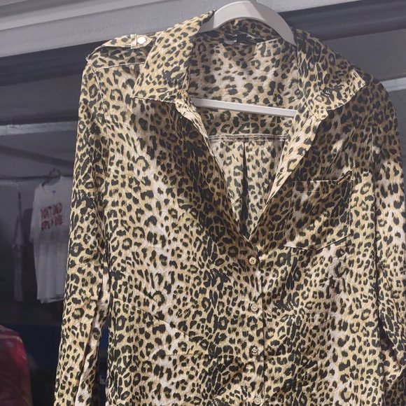 Long sleeve button-up animal print blouse from GUESS size Medium - EUC - Picture 1 of 6